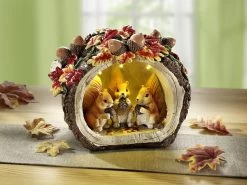 Beleuchteter Baumstamm Mit Eichhörnchen