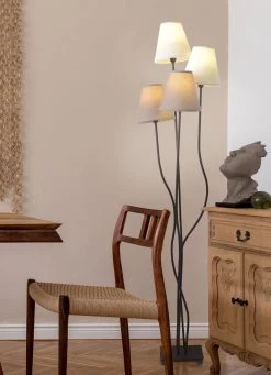 Elegant Geschwungenen Stehleuchte Aus Metall