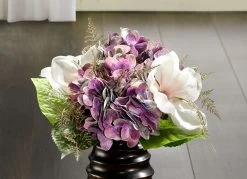 Fliederfarbener Hortensienstrauß