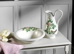 Klassische Badezimmer-Accessoires -Haushaltsgegenstände Geschäft klassische badezimmer accessoires farbe creme gruen rosa 1