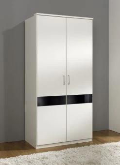 Kleiderschrank Mit Edlen Glasauflagen An Den Türen