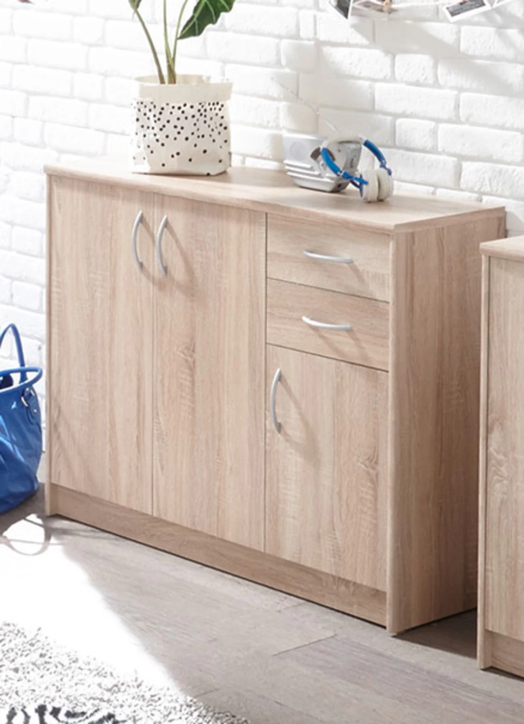 Kombifreundliche Kommode Mit Silberfarbenen Griffen 8 Kombifreundliche Kommode Mit Silberfarbenen Griffen – Bild 6