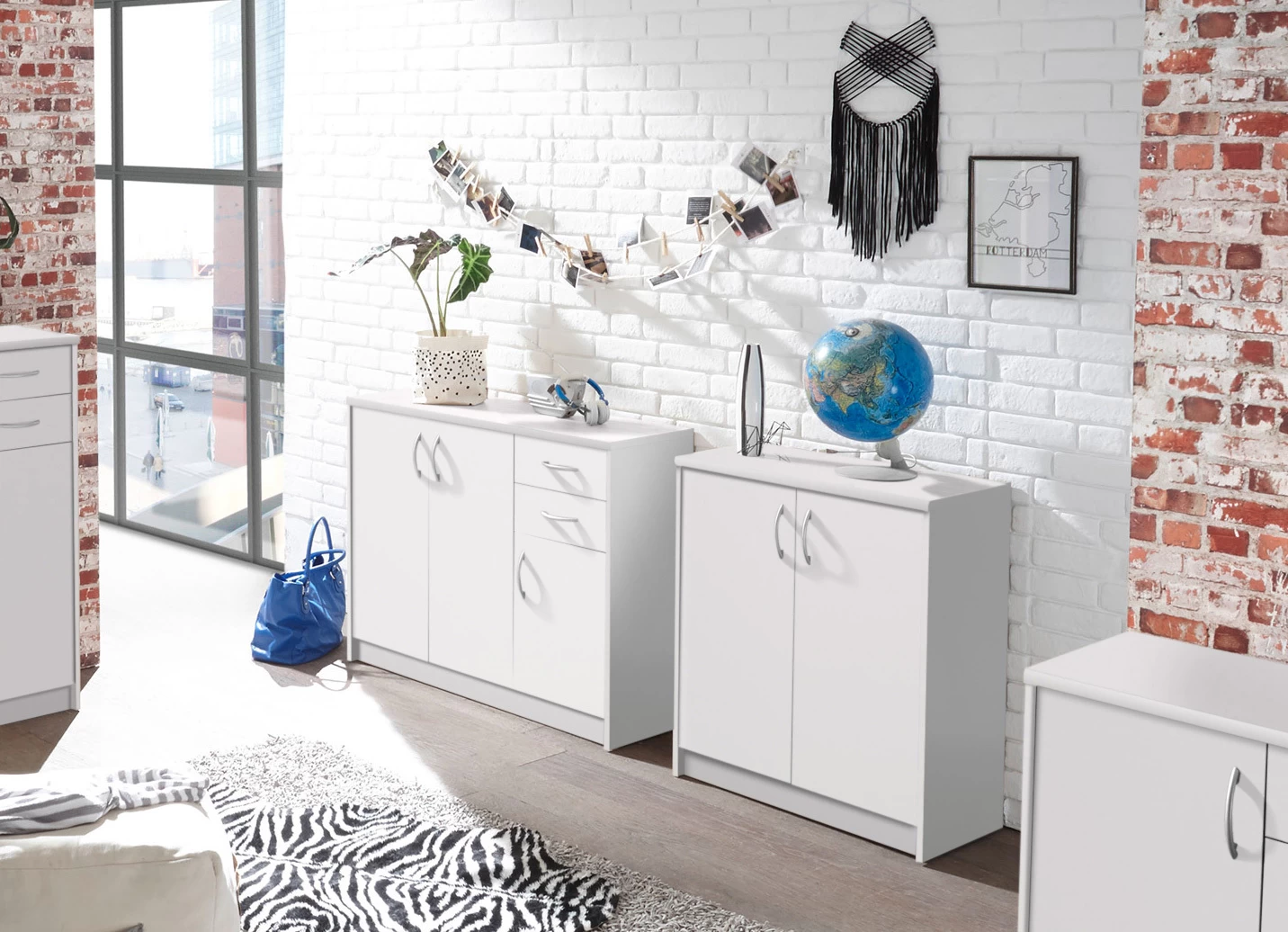 Kombifreundliche Kommode Mit Silberfarbenen Griffen 4 Kombifreundliche Kommode Mit Silberfarbenen Griffen – Bild 2