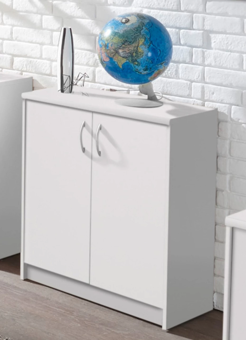 Kombifreundliche Kommode Mit Silberfarbenen Griffen 3 Kombifreundliche Kommode Mit Silberfarbenen Griffen