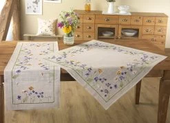 Schön Bestickte Tisch- Und Raumdekoration