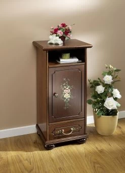 Stilvoller Kommode Mit Handbemalter Blumendekoration