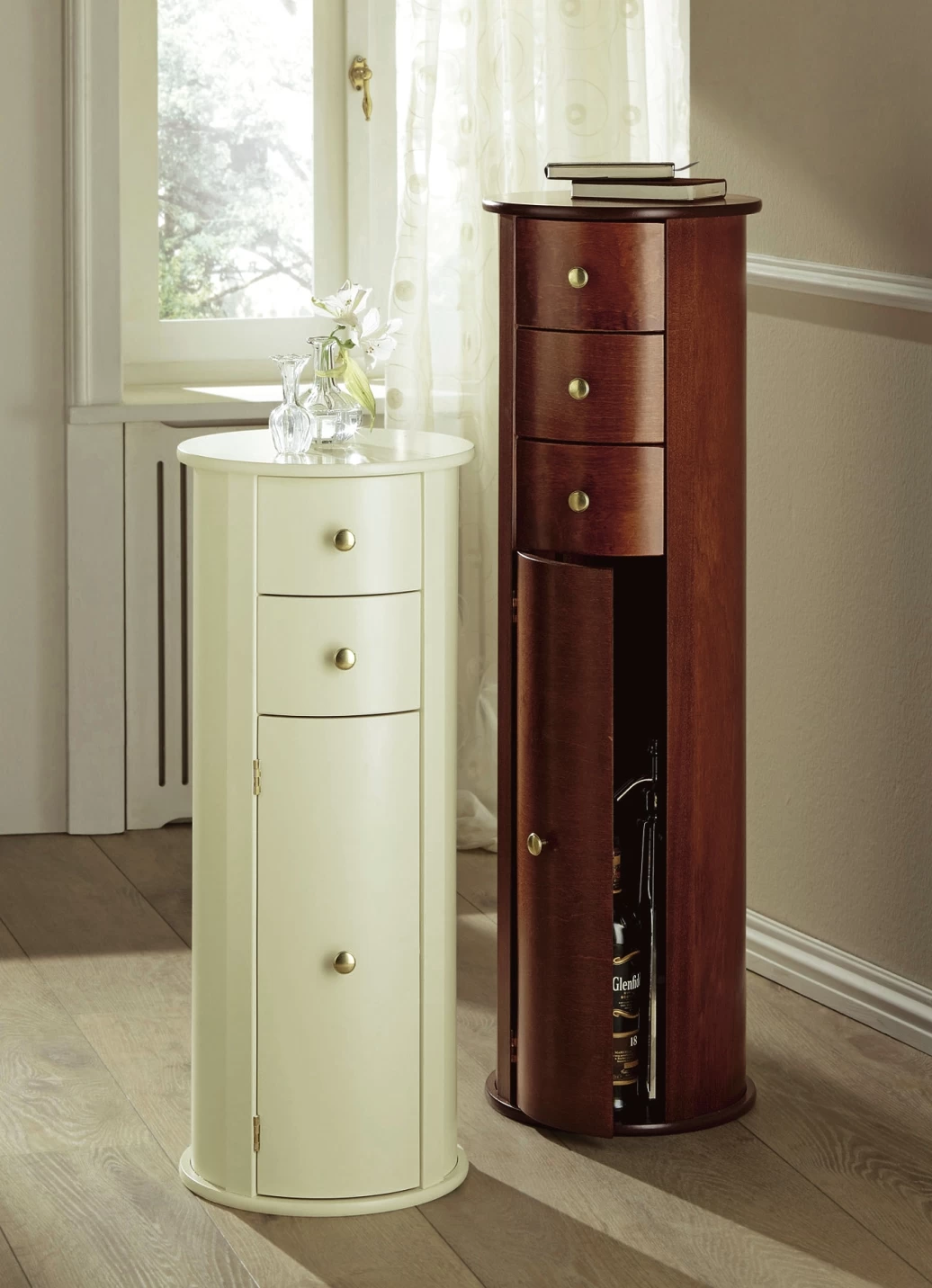 Teilmassive Kommode In Säulenartiger Form 3 Teilmassive Kommode In Säulenartiger Form